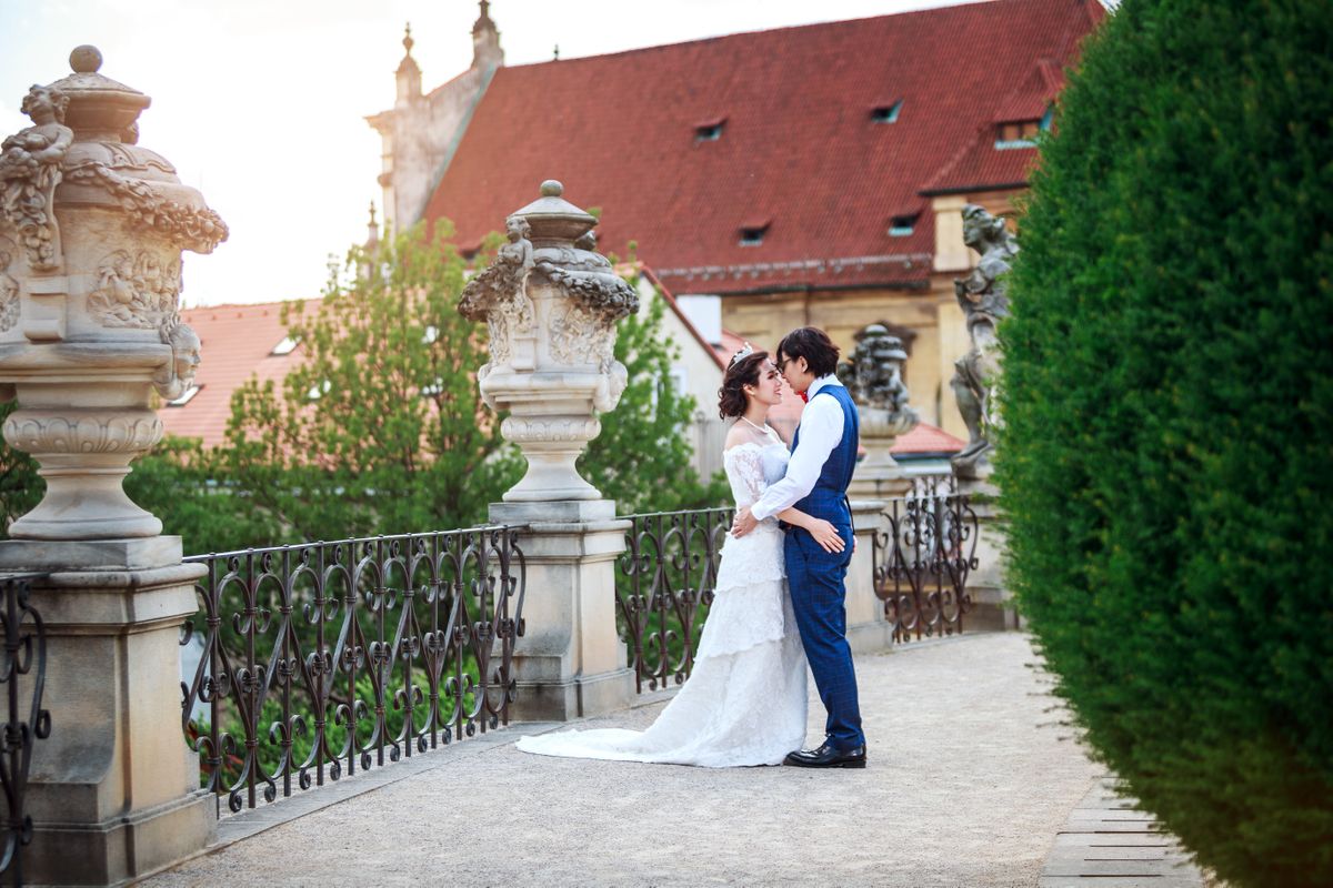 Wedding couple in Vrtba Garden in Prague