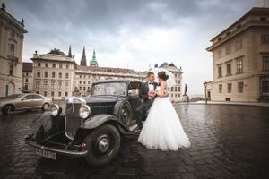 埃尔维拉和阿黛尔 Wedding couple in Prague Castle