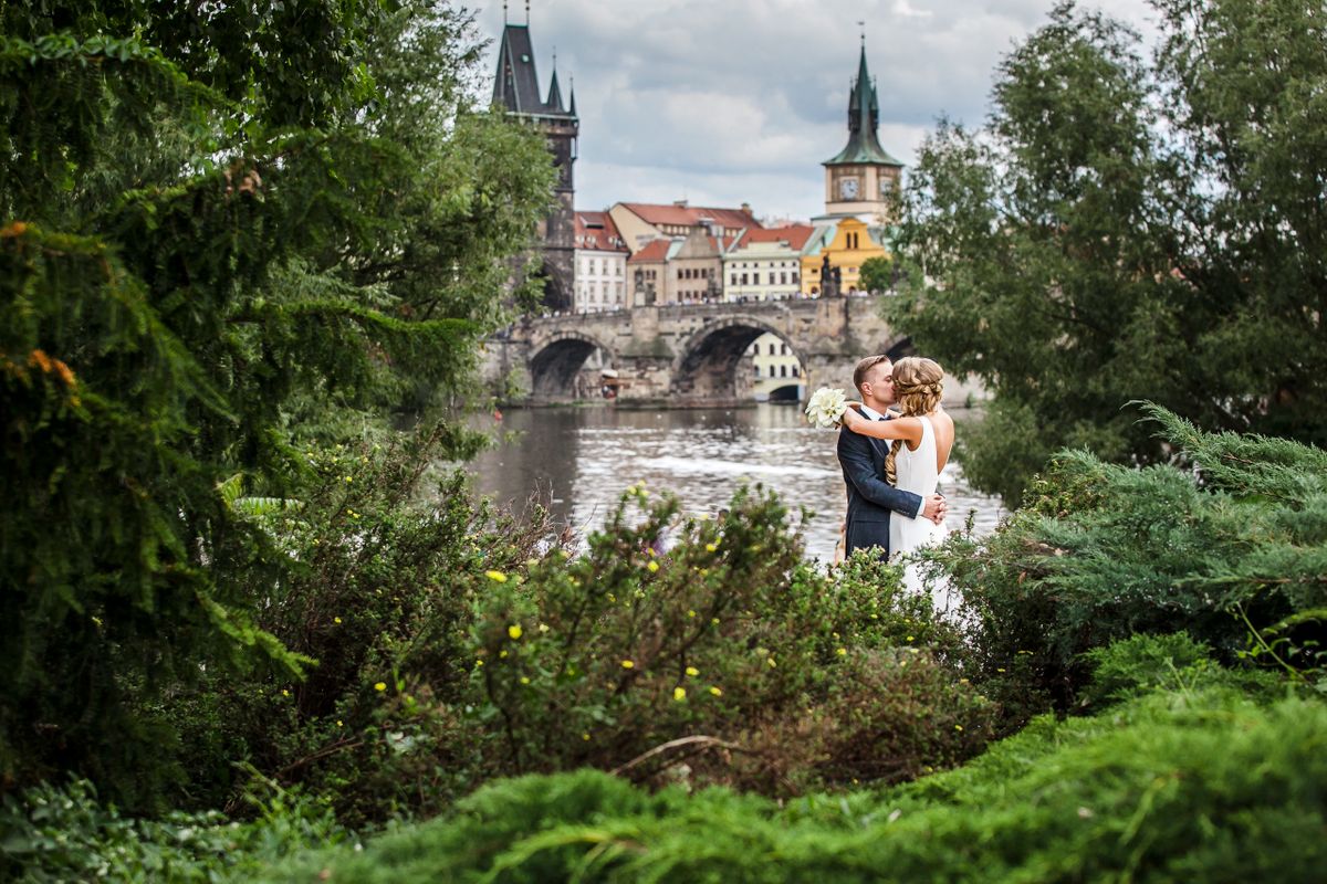Свадебная пара на фоне Карлового моста в Праге