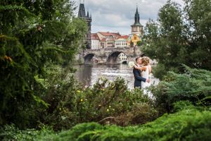 森雅和马克 Wedding picture with Charles Bridge view