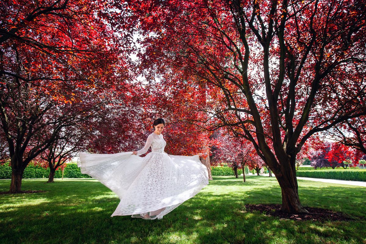 Невеста в парке Тройского замка