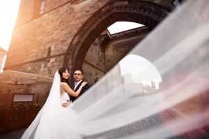 杨禹和 Asian couple on Charles Bridge